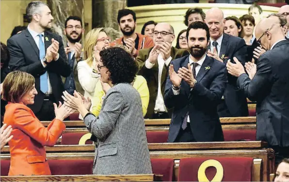  ??  ?? ÀLEX GARCIA
De “viva la República” a “viva la democracia”.
Roger Torrent es ya el presidente del Parlament más joven (38 años), en sustitució­n de Carme Forcadell. Torrent, que fue elegido por 65 de los 135 votos, acabó su discurso con vivas a la...