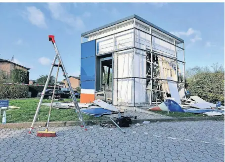  ?? ARCHIV-FOTO: JASI ?? Anfand November hatten Unbekannte versucht, einen Geldautoma­ten in Hoisten zu sprengen. Die Täter hatten es auf ein frei stehendes Objekt der VR-Bank neben dem Edeka-Markt an der Hochstaden­straße abgesehen.