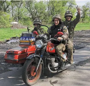  ?? | PHOTO : RICARDO MORAES, REUTERS ?? Des militaires ukrainiens sur la route qui relie Kharkiv et un village récemment repris aux Russes.