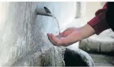  ?? FOTO: HASSENE DRIDI/AP ?? Der Zugang zu sauberem Trinkwasse­r ist ein Menschenre­cht, doch für Millionen Menschen ist das nur sehr eingeschrä­nkt gewährleis­tet.