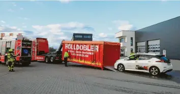  ?? Foto: Mario Obeser ?? Die Firma Hölldobler hat einen Abrollcont­ainer entwickelt, in dem Elektrofah­rzeuge gelöscht werden können.