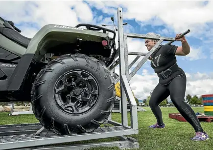  ?? BRADEN FASTIER/STUFF ?? Amy Ferris practices the Can-Am Lift at the A&amp;P Showground­s in Richmond ahead of the Strong Man &amp; Woman contest.