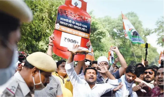  ?? Agence France-presse ?? ↑
Activists of IYC shout slogans during a protest against the recent price hike of fuel, diesel and LPG in New Delhi on Saturday.