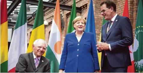  ?? Foto: Gärtner, Imago ?? G20 Afrika Treffen: Finanzmini­ster Wolfgang Schäuble, Kanzlerin Angela Merkel und Entwicklun­gsminister Gerd Müller werben für das deutsche Konzept.