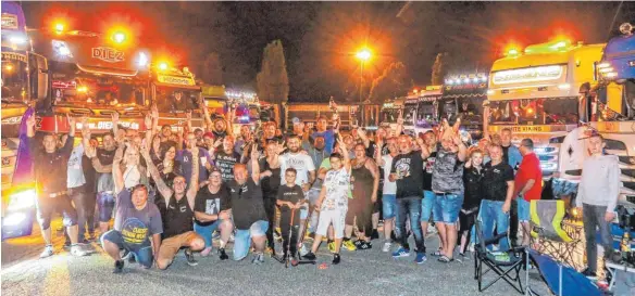  ?? FOTO: THOMAS SIEDLER ?? Partystimm­ung auf dem Ellwangene­r Autohof: Zahlreiche „Ostalb Trucker“feiern gemeinsam mit Familie und Freunden.