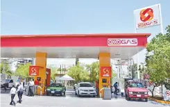  ??  ?? Aunque hay otras marcas que operan, Pemex fue el principal mayorista en el mercado de gasolinas y diesel en 2020, aseguró la Cofece.