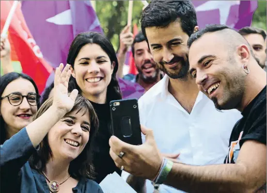  ?? MANUEL DE ALMEIDA / EFE ?? La líder del Bloque, Catarina Martins, y Ricardo Robles (con camisa blanca), durante la campaña de las elecciones locales, en septiembre del 2017