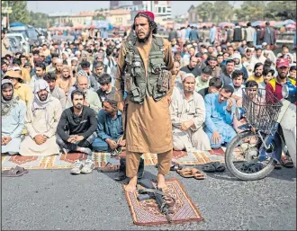  ?? ?? A Taliban fighter attends Friday prayers in Kabul, Afghanista­n