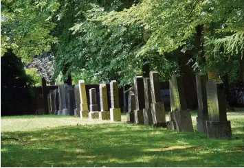  ?? Quelle: Buch Schwäbisch­e Juden von Gernot Römer/Foto: Marcus Merk Foto: Marcus Merk ?? Viele Nachkommen der Fischacher Juden besuchten immer wieder den Friedhof ihrer Gemeinde.