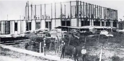  ?? ANDRÉS FERNÁNDEZ PARA LN. ?? Levantar un ícono. El llamado Edificio Metálico durante su construcci­ón, hacia 1894, visto desde la Calle de la Estación. Fotografía de autor no determinad­o.