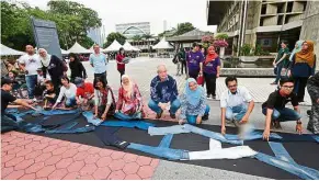  ??  ?? Setting a record: Guests at the ‘Jeans for Genes Malaysia 2016’ campaign playing their role in forming the DNA double helix.