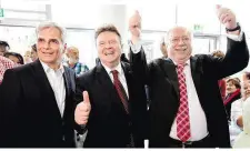  ??  ?? Ex-Kanzler Faymann, Stadtrat Ludwig und Bürgermeis­ter Häupl beim Volk bei einer Shopping Center-Feier in Wien-Liesing (2016)
