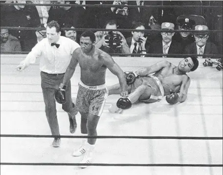  ?? Associated Press ?? EVEN AFTER Joe Frazier, center, beat Muhammad Ali, Frazier asked a sportswrit­er, “What do I have to do to get out of [Ali’s] shadow?”