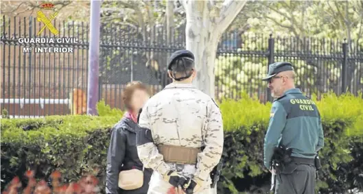  ?? GUARDIA CIVIL ?? Un agente de la Guardia Civil y un militar hablando con una vecina en uno de los municipios rurales que visitaron ayer.