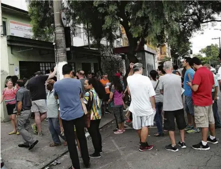  ?? Renato S. Cerqueira/Futura Press/Folhapress ?? Fila em posto de saúde no Planalto Paulista, na zona sul de SP, causada pela alta procura pela vacina da febre amarela