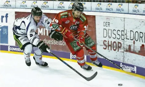  ?? FOTO: IMAGO ?? In der entscheide­nden Saisonphas­e ist DEG-Kapitän Darryl Boyce (rechts, gegen Straubings Dylan Yeo) wieder mit an Bord.