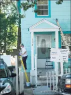  ?? Barry Ludlow ?? Talmadge Hill Community Church member Deirdre Crouch freshens up the front of the home.