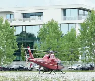  ?? ?? Tragedia
A fianco, l’elicottero che si è schiantato parcheggia­to davanti la Rotocart, azienda trevigiana cui era destinato Nella foto a destra, dal video dei soccorrito­ri, l’area del ritrovamen­to Sotto, Corrado Levorin