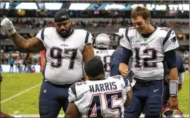  ?? BUDA MENDES /GETTY IMAGES ?? Tom Brady (right) and the Patriots, who hold a three-game lead in the AFC East, can improve to 9-2 if they defeat the Dolphins on Sunday.