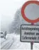  ?? FOTO: DPA ?? Verbotssch­ilder sollen den Andrang zu den Winter- sportgebie­ten regeln.