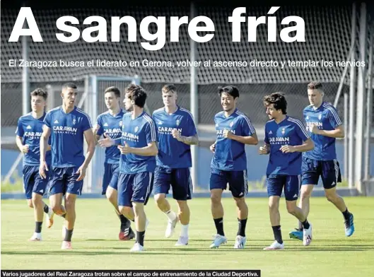  ?? TINO GIL / REAL ZARAGOZA ?? Varios jugadores del Real Zaragoza trotan sobre el campo de entrenamie­nto de la Ciudad Deportiva.