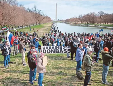  ?? AFP ?? En Washington, manifestan­tes pidieron recortar el financiami­ento para la guerra en Ucrania