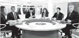  ?? OMAR MENESES ?? Mesa de análisis en MILENIO Televisión con representa­ntes de los abanderado­s.