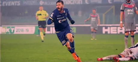  ??  ?? A sinistra l’esultanza di Samuel Di Carmine, 30 anni, al quinto gol in campionato con il Verona; a destra un momento della battaglia del Bentegodi, con il campo reso pesante dalla pioggia