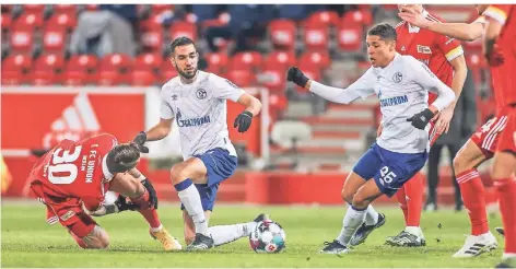  ?? FOTO: TIM REHBEIN/IMAGO IMAGES ?? Die Schalker Nabil Bentaleb und Amine Harit versuchen den Ball gegen die Spieler von Union Berlin zu behaupten.