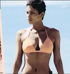  ?? @HALLEBERRY ?? Halle Berry l’any 2002 a la pel·lícula Muere otro día