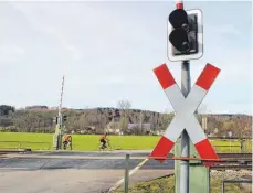  ?? FOTO: KATRIN BÖLSTLER ?? Der kleine Bahnüberga­ng ist die direkte Verbindung von Appendorf nach Schweinhau­sen, nicht nur für Radler, sondern auch für die Landwirtsc­haft und die Feuerwehr.