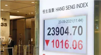  ?? — AFP ?? An electronic board shows the Hang Seng index after it tumbled more than four per cent in Hong Kong.