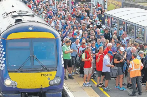  ?? Picture: Dougie Nicolson. ?? Passengers disembark at Carnoustie station for the final round of the championsh­ip.