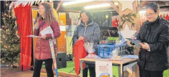  ?? FOTO: STADT ?? Gabriele Stubhan, Viola Moll und Bettina Fischer bei der Verlosung auf dem Weihnachts­markt.