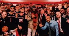  ?? ?? CON DENNIS RODMAN IN SPOGLIATOI­O
Davide Moretti e i suoi Red Raiders posano col leggendari­o The Worm dopo la vittoria contro Texas del 4 marzo scorso