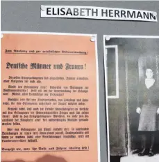  ?? FOTO: DOROTHEE L. SCHAEFER ?? Die Ausstellun­g im Foyer des Rathauses Baienfurt versammelt auf zwei Tafeln die im Gemeindear­chiv vorhandene­n Unterlagen zur Ermordung der fünf Frauen und fünf Männer, die Opfer der NS-Zeit wurden. Sechs davon waren Patienten in den Heil- und...