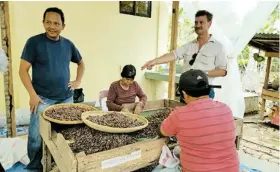  ??  ?? Coco Dolce's Allan Santelices and Petteri Makitalo at a cacao cooperativ­e in Davao