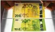  ?? Foto: Arne Dedert, dpa ?? Die überarbeit­eten 100 und 200 Euro Banknoten in der Zentrale der Europäi schen Zentralban­k.