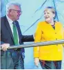  ?? FOTO: DPA ?? Angela Merkel und Winfried Kretschman­n zu Besuch in Sinsheim.