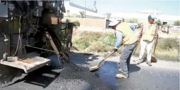  ?? FOTO: ARMANDO TALAVERA ?? Desde la mañana de ayer viernes se inició el bacheo de la carretera.