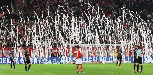  ?? Foto: imago/Jan Huebner ?? Kein Jubel, sondern Klopapier-Protest: Die zweite Halbzeit in Mainz musste eine Viertelstu­nde später angepfiffe­n werden.