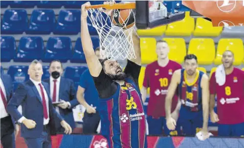  ?? // JAVI FERRÁNDIZ ?? Nikola Mirotic machaca el aro delante del banquillo azulgrana