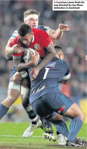  ??  ?? > Courtney Lawes finds his way blocked by two Blues defenders in Auckland