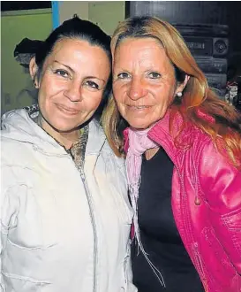  ??  ?? Reencuentr­o. Claudia y Julia vencieron una distancia de 41 años.