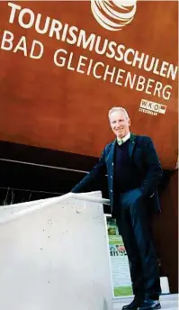  ??  ?? Peter Kospach ist der neue Direktor der Gleichenbe­rger Tourismuss­chulen JOHANN SCHLEICH