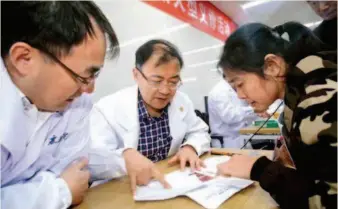  ??  ?? November 18, 2018: Zhou Pinghong offers a free consultati­on at his hometown of Taixing, Jiangsu Province. courtesy of Zhou Pinghong