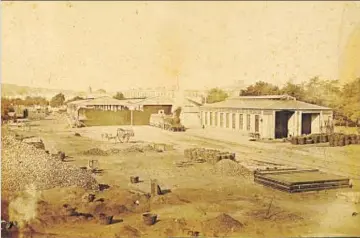  ??  ?? Así era hacia 1880 la estación de Barcelona del primer ferrocarri­l, que llevaba a Mataró