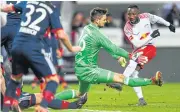  ??  ?? RB Leipzig’s Naby Keita scores against Bayern Munich.