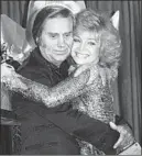  ?? Lennox McLendon Associated Press ?? GEORGE JONES and Barbara Mandrell share the bounty at CMAs in 1981.