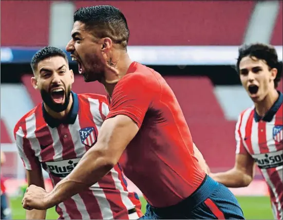  ?? GABRIEL BOUYS / AFP ?? Luis Suárez festeja eufórico el gol del triunfo del Atlético, un tanto que le pone muy cerca del título de Liga